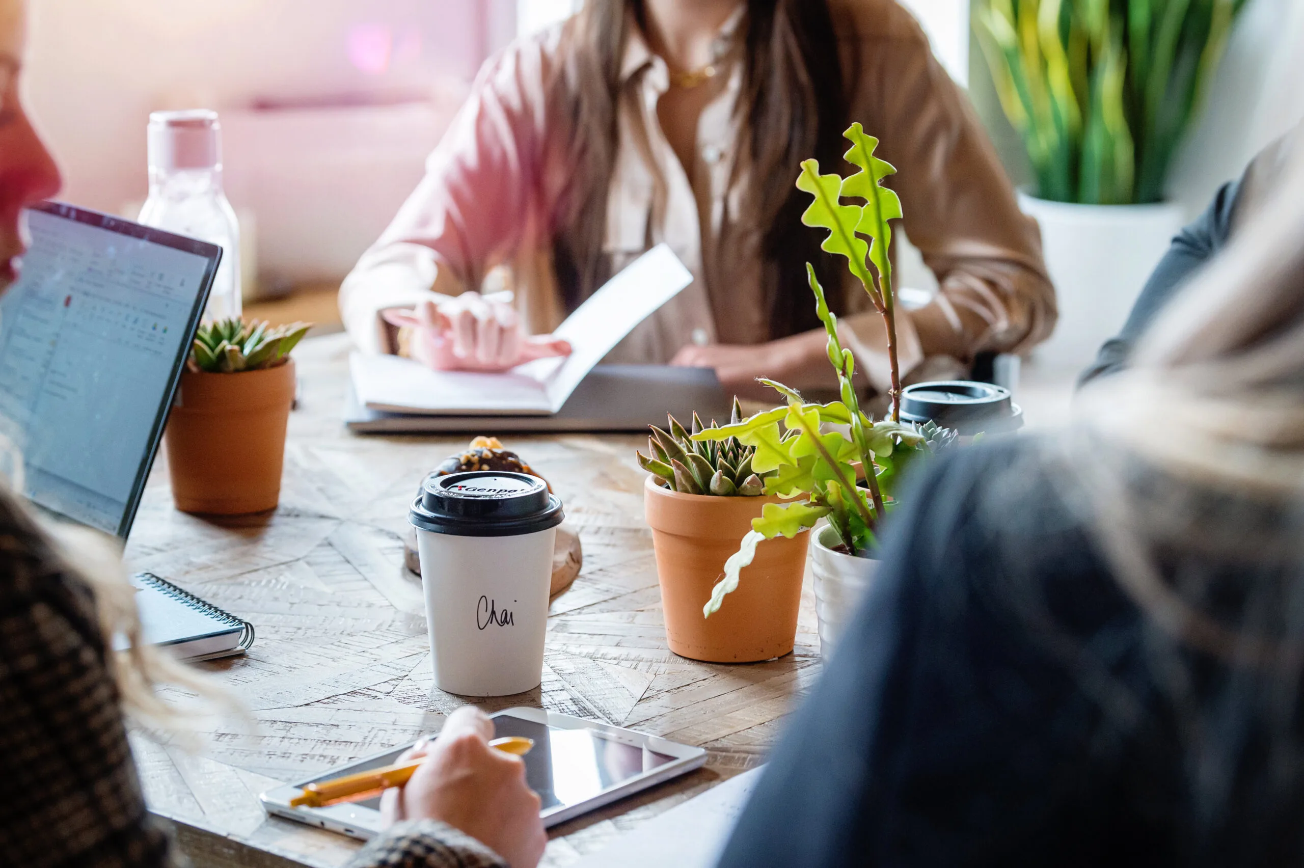 Deelnemers werken samen aan tafel tijdens een training